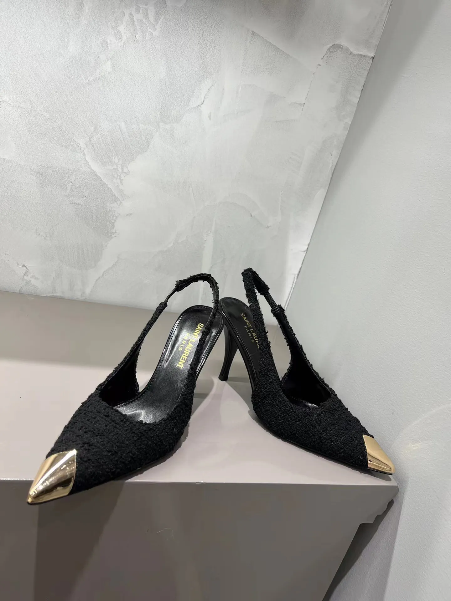 👟👟Ex-factory price 480👟👟 YSL Saint Laurent's new beautiful chain metal pointed-toe high heels. Original purchase. Really a stunner for women. Material: Customized woolen/imported Yangjing upper, original hardware molding, foot pad sheepskin, Italian genuine leather outsole. Heel height: 9cm. Available in two colors: silver chain and gold chain. Sizes: 35–39 (40 is custom-made and non-refundable)